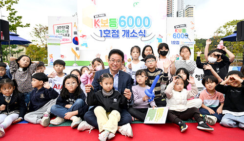 이철우 지사가 온종일 돌봄 서비스를 제공하는 'K보듬 6000' 1호점에서 아이들과 함께하고 있다. 사진=일요신문 DB