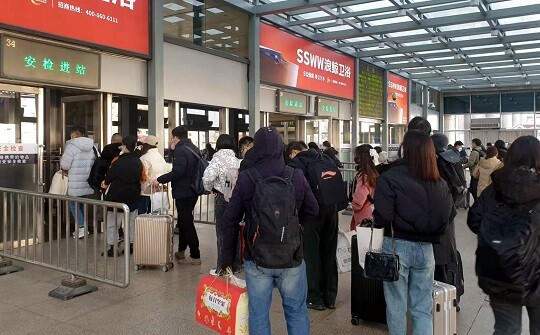 설날을 맞아 버스를 타기 위해 줄을 서고 있는 중국인들. 사진=연합뉴스