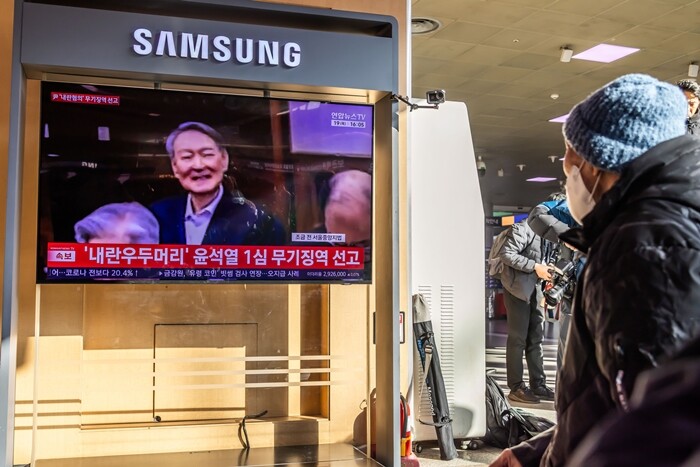 2월 19일 서울역 대합실에서 시민들이 12·3 비상계엄 관련 내란 우두머리 혐의로 기소된 윤석열 전 대통령에 대한 1심 선고공판 TV 생중계를 시청하고 있다. 사진=최준필 기자