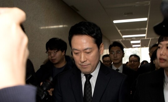 장동혁 국민의힘 대표가 2월 20일 서울 여의도 국회 대표회의실에서 기자회견을 하고 이동하고 있다. 사진=이종현 기자