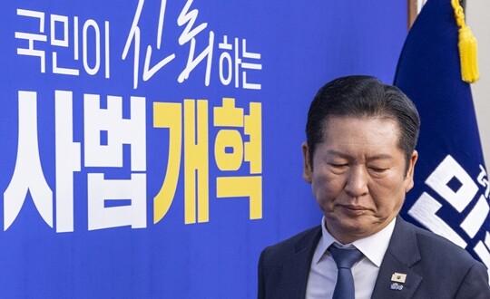 더불어민주당 정청래 대표가 2월 20일 국회에서 열린 최고위원회의에 입장하고 있다. 백드롭에 ‘국민이 신뢰하는 사법개혁’이 적혀 있다. 사진=이종현 기자