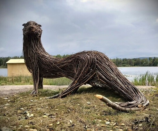 로돌포 리프란디가 노르웨이의 한 강둑에 거대한 수달 조각상을 만들었다. 사진=스레드