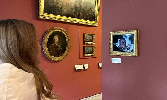 파리 루브르 박물관에 설치된 앤드류 전 왕자의 사진. 사진=에브리원 헤이츠 일론(Everyone Hates Elon) 인스타그램