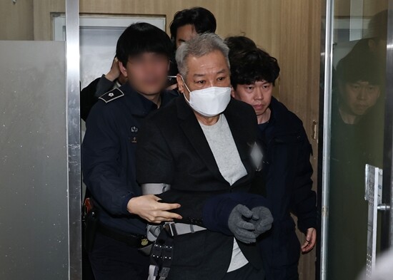 윤석열 전 대통령의 부인 김건희 씨와 공모해 세계평화통일가정연합(통일교)으로부터 청탁을 받은 혐의로 재판에 넘겨진 건진법사 전성배 씨가 1심에서 징역형 실형을 선고받았다.