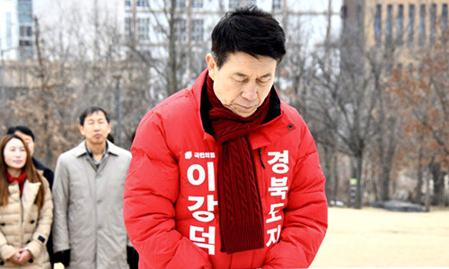 이강덕 경북지사 예비후보가 안동 천년숲에 위치한 박정희 전 대통령 동상을 찾아 참배하고있다. 사진=이강덕 예비후보 사무실 제공