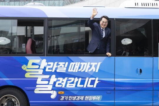 김동연 경기도지사가 새로 공개된 버스에서 기념촬영을 하고 있다. 사진=경기도