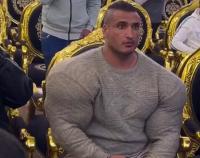 거대한 이두박근 ‘현실판 헐크남’ 정체는?