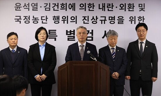 권창영 특별검사가 2월 25일 과천 사무실에서 윤석열ㆍ김건희에 의한 내란ㆍ외환 및 국정농단 행위의 진상규명을 위한 특별검사 사무실 현판식을 마치고 특검보들과 입장발표를 하고 있다.  사진 =연합뉴스