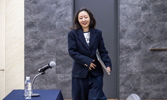 2월 25일 오후 서울 종로구 교원 챌린지홀에서 네 번째 기자회견을 예고한 민희진 전 어도어 대표가 지각 입장하고 있다. 사진=최준필 기자