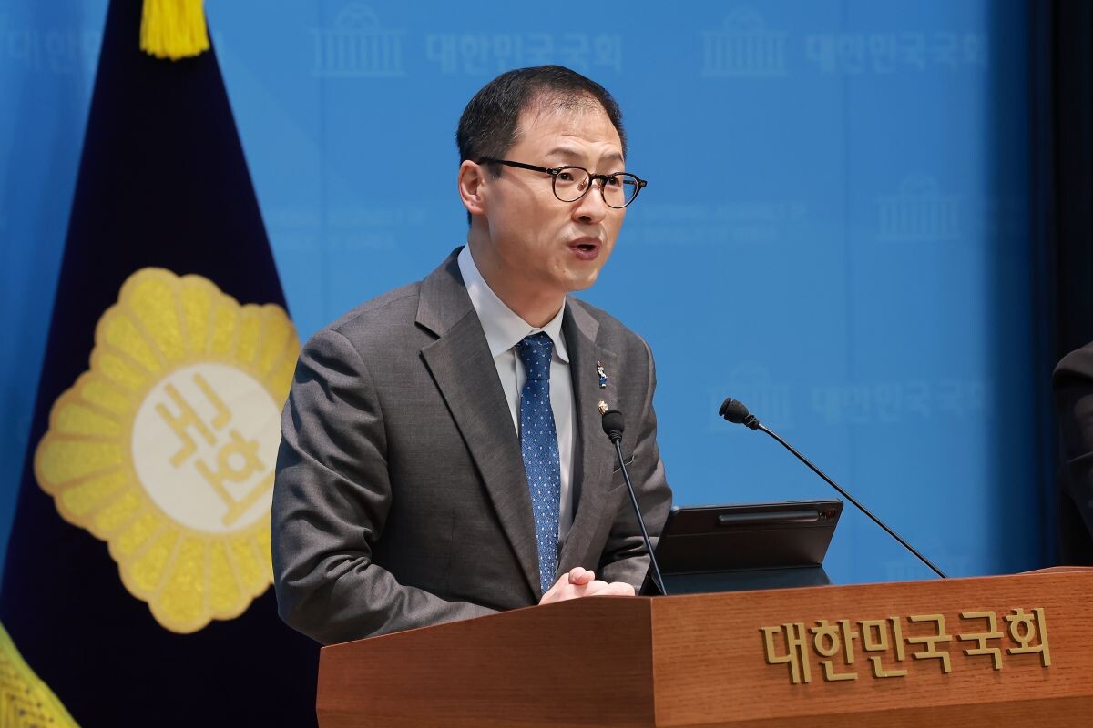 김상욱 의원이 25일 국회 소통관에서 울산시장 출마를 선언하고 있다. 사진=연합뉴스