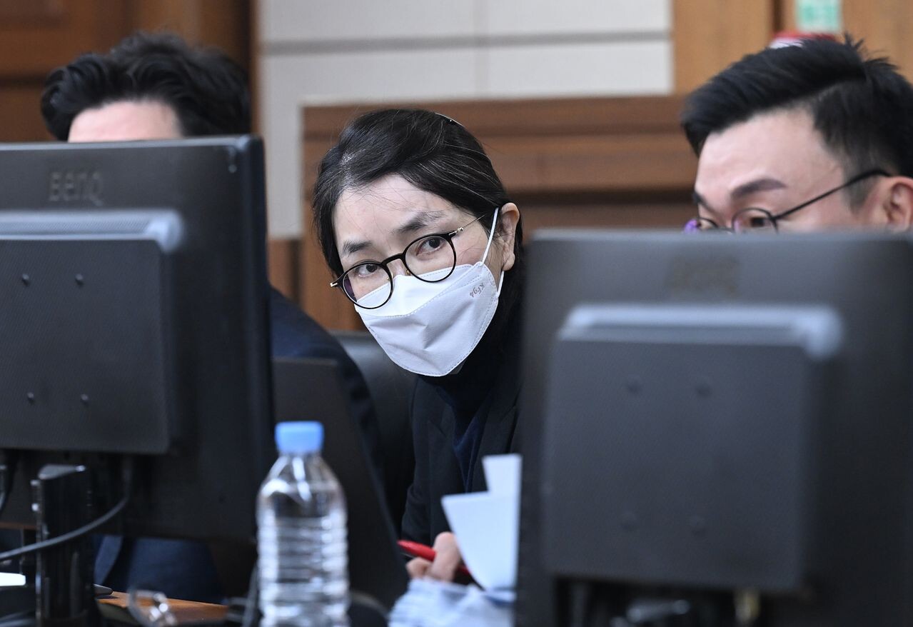 통일교로부터 금품을 수수한 혐의가 유죄로 판단되며 1심에서 징역 1년 8개월을 선고받은 윤석열 전 대통령의 부인 김건희 씨의 항소심 재판이 오는 3월 11일 시작된다. 사진은 지난해 12월 3일 서울 서초구 서울중앙지방법원에서 열린 자본시장법 위반 혐의 결심 공판에 출석 김건희 씨. 사진 = 공동취재단
