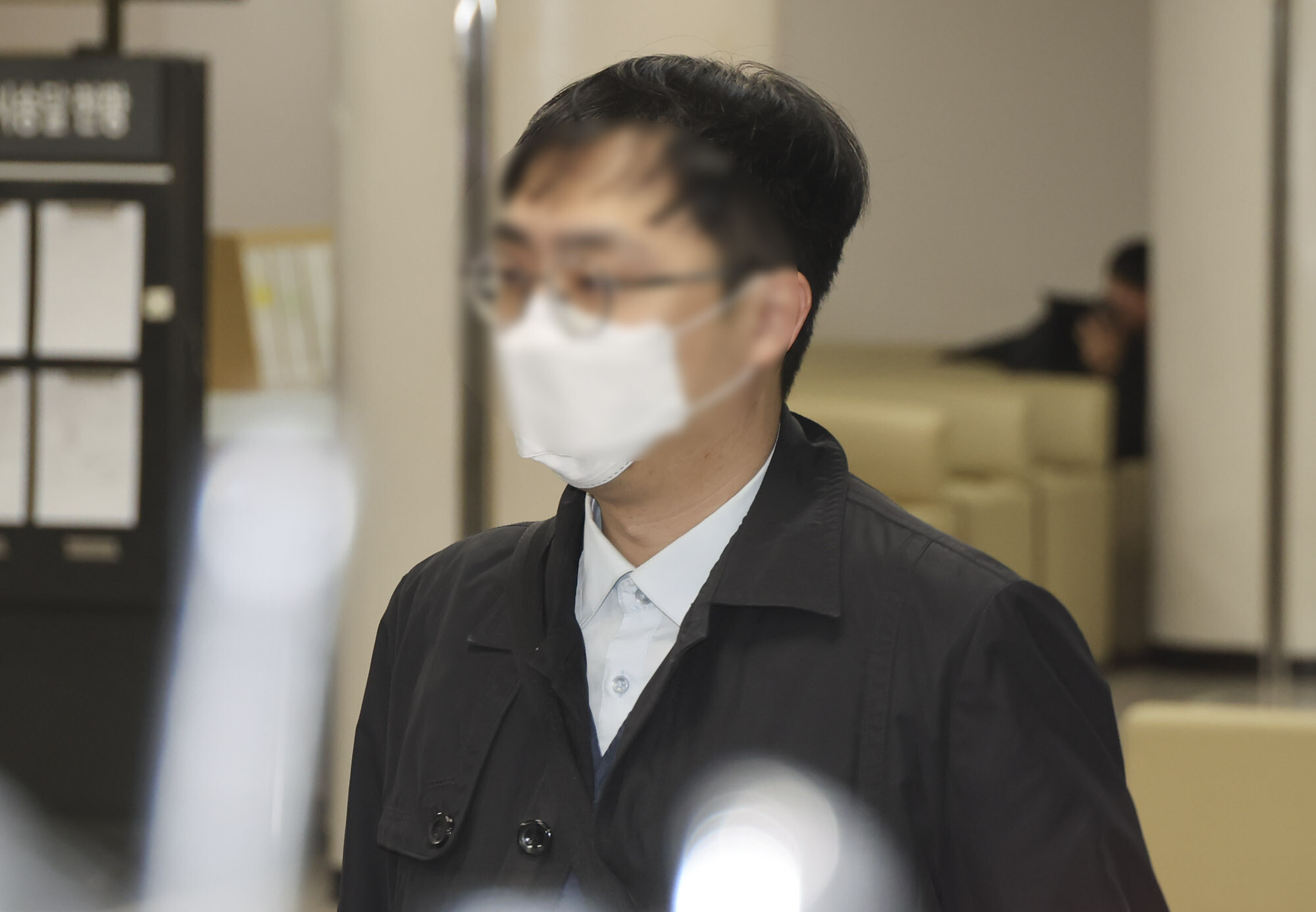 북한에 무인기를 보내 남북 긴장을 조성한 혐의를 받는 30대 대학원생 오 모 씨가 26일 오전 서울 서초구 서울중앙지법에서 열린 구속 전 피의자 심문(영장실질심사)에 출석하고 있다. 사진 = 박정훈 기자