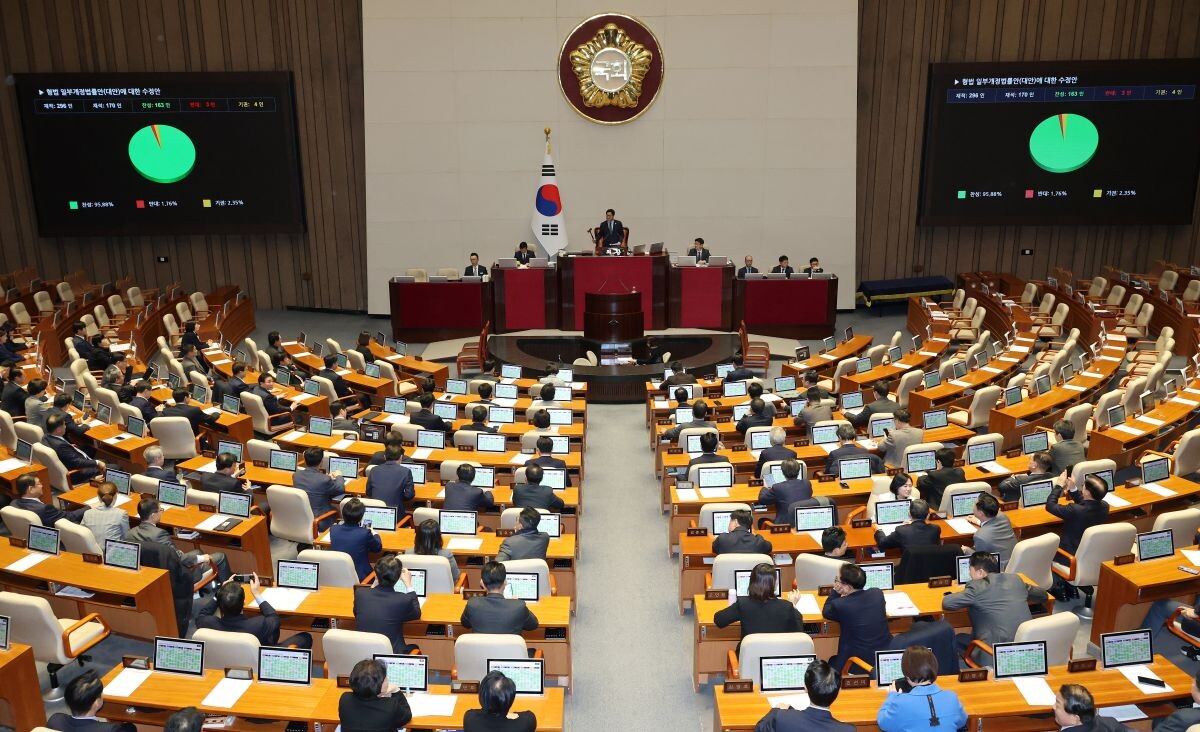 26일 국회에서 열린 2월 임시국회 본회의에서 ‘법왜곡죄’를 담은 형법 개정안을 국민의힘 의원들의 불참 속에 통과되고 있다. 사진=연합뉴스