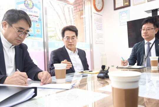 김동연 지사가 하남시 공인중개사 사무실을 찾아 "부동산 가격 담합 행위는 반드시 적발해 처벌한다"라고 강조했다. 사진=경기도