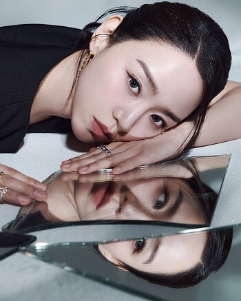 넷플릭스 오리지널 시리즈 '레이디 두아'에서 배우 신혜선은 가짜일지라도 명품이 되고 싶었던 여자 사라킴으로 분해 여러 페르소나를 보여줬다. 사진=넷플릭스 제공