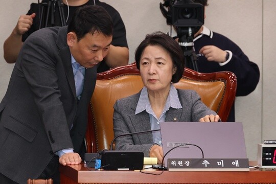 국회 법제사법위원회 추미애 위원장이 2025년 11월 11일 오후 국회 법제사법위원회 전체회의에서 김용민 더불어민주당 간사와 대화를 나누고 있다. 사진=박은숙 기자