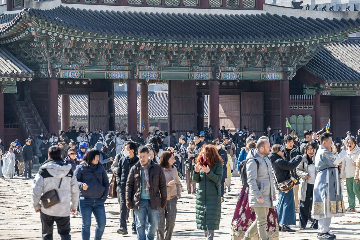 설 연휴 기간이었던 지난 18일 서울 경복궁에 관광객을 비롯한 인파가 몰려 인산인해를 이루고 있다. 사진=최준필 기자