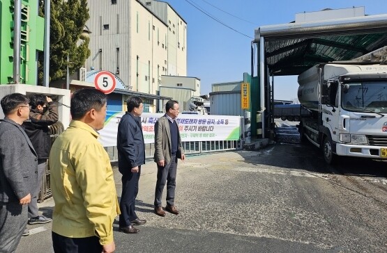 축산방역 현장 점검 장면. 사진=경남농협 제공
