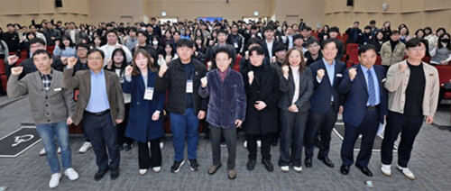 경북도가 경북도인재개발원 대강당에서 도정 운영 방향과 공직자의 역할에 대해 의견을 나누는 간담회를 갖고 기념촬영을 하고 있다. 사진=경북도 제공