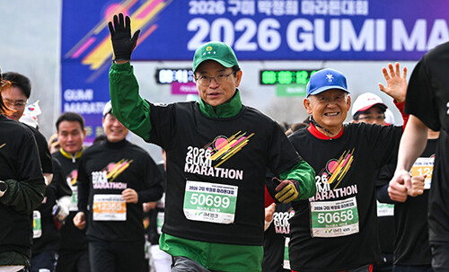 이철우 지사가 1일 구미시 낙동강 체육공원에서 열린 '2026 구미 박정희 마라톤 대회'에 참가해 참가자들과 함께 희망의 레이스를 펼치고 있다. 사진=경북도 제공