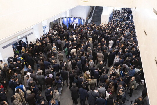 출판기념회가 열린 경기아트센터 로비. 사진=출판사 더봄 제공