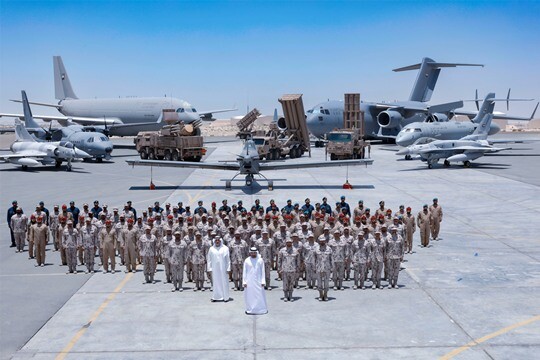 천궁-Ⅱ는 2022년 1월 아랍에미리트(UAE) 국방부와 약 35억 달러 규모 계약을 체결했으며, 2023년 첫 포대가 배치되어 현재 작전 운용 중에 있다. 미국산 사드(THAAD) 오른쪽에 위치한 천궁-Ⅱ 발사대. 사진=UAE 국방부