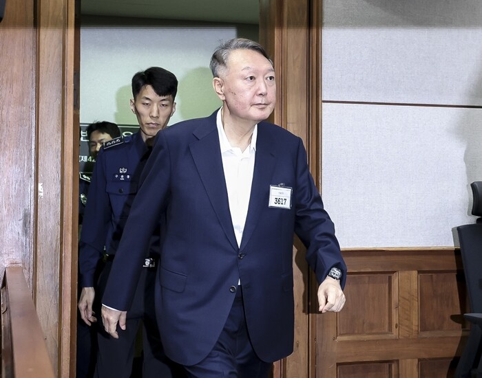사법개혁 3법 시행을 앞두고 법왜곡죄와 재판소원 제도의 영향에 대한 논쟁이 이어지고 있다. 윤석열 전 대통령이 지난해 재판에 출석하는 모습. 사진=사진공동취재단
