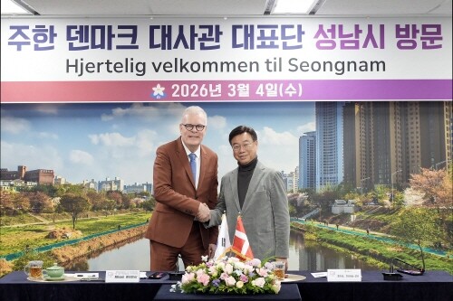 신상진 성남시장이 4일 시를 방문한 미카엘 헴니티 빈터 주한 덴마크 대사 일행을 접견했다. 사진=성남시 제공