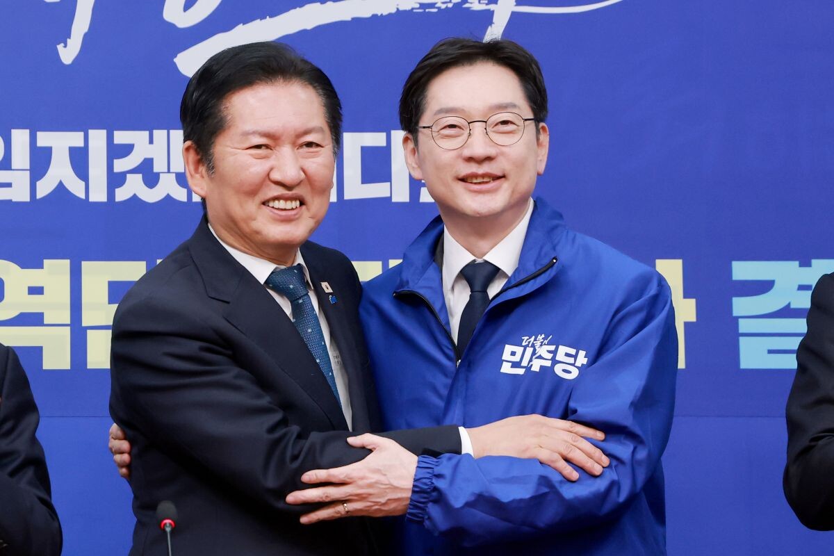 김경수 전 경남지사가 5일 중앙당 공천관리위원회 지방선거 후보 공천 심사 결과 발표 회견에서 정청래 대표와 포옹하고 있다. 사진=연합뉴스