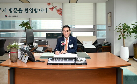 HJ중공업 유상철 대표가 일일 명예세무서장 위촉서에 서명하는 모습. 사진=HJ중공업 제공