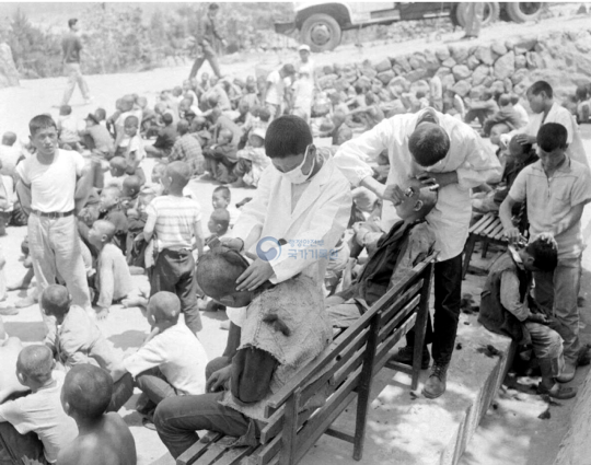 1961년 서울시립아동보호소 부랑아 수용현장. 사진=국가기록원