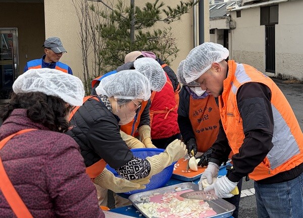 6일 대구시 지체장애인협회 동구지회에서 임종현 ㈜신세계지엔에스 대표를 비롯한 봉사자들이 자장면에 들어갈 재료를 손질하고 있다. 사진=독자 제공