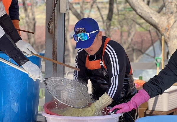어르신들에게 드릴 자장면을 손질하는 임종현 ㈜신세계지엔에스 대표. 사진=독자 제공