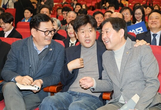 김용 전 민주연구원 부원장(가운데)이 2월 12일 서울 여의도 국회 의원회관에서 열린 자신의 저서 출판 기념회에서 송영길 소나무당 대표, 황명선 더불어민주당 의원과 대화하고 있다. 사진=임준선 기자
