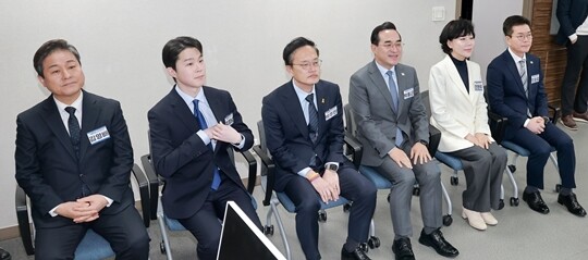 6·3 지방선거 서울시장에 도전하는 더불어민주당 예비 후보들이 2월 23일 서울 영등포구 여의도 중앙당사에서 열린 광역단체장 후보 면접에 참석해 대기하고 있다. 왼쪽부터 민주당 김영배 의원, 김형남 전 군인권센터 사무국장, 민주당 박주민 박홍근 전현희 의원, 정원오 성동구청장. 사진=연합뉴스