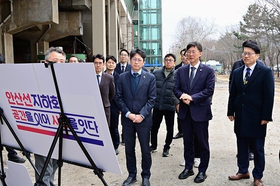 이민근 안산시장과 홍지선 국토부 2차관, 김대순 경기도 행정2부지사가 사업 대상지인 고잔역 일원 현장을 점검하고 있다. 사진=경기도 제공