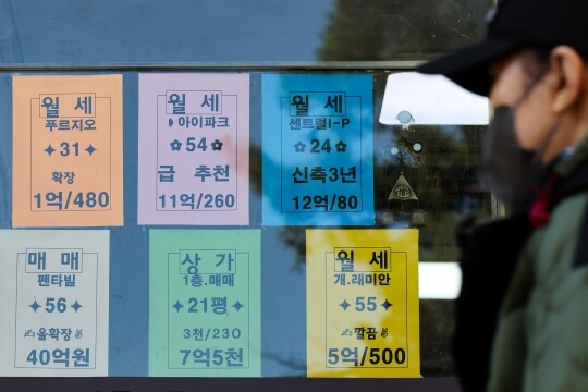 서울 아파트 평균 월세가 처음으로 150만 원을 넘으며 역대 최고치를 기록했다. 서울 시내 한 부동산에 붙은 매물 게시판. 사진=연합뉴스