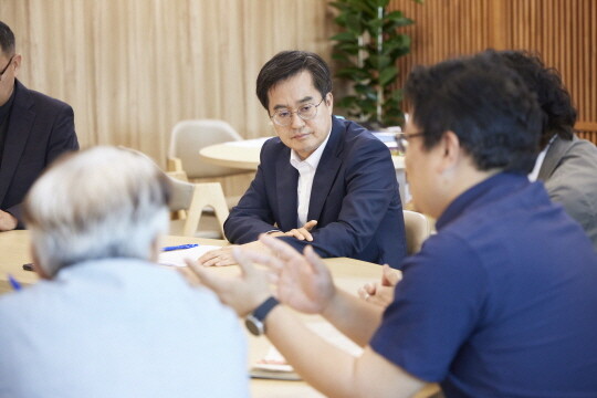 2024년 7월 이주노동자 지원정책 회의를 주재한 김동연 지사. 사진=경기도