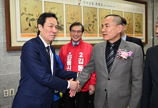 우상호 전 청와대 정무수석과 김진태 강원도지사. 사진=연합뉴스
