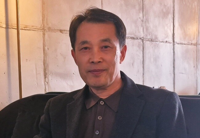 이진용 전 가평군수가 인터뷰에서 13년 만의 정치 복귀와 지역 발전 구상에 대해 설명하고 있다.사진=최남일 기자