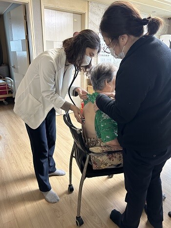 안산형 방문의료지원 사업 소속 의료진이 거동이 불편한 어르신 자택을 방문해 건강상태를 체크하고 있다. 사진=안산시 제공