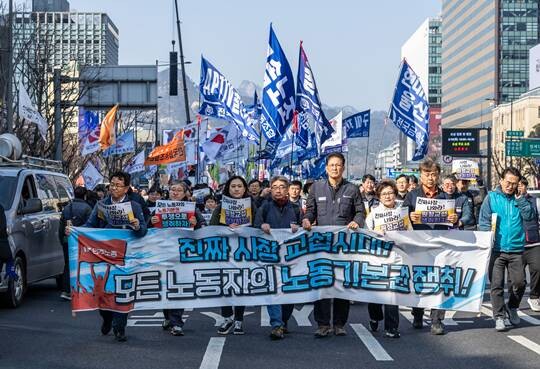 ‘노란봉투법’ 시행 첫날인 지난 10일 서울 세종로에서 열린 민주노총 투쟁 선포대회에서 집회를 마친 민주노총 조합원 등이 행진하는 모습. 사진=최준필 기자