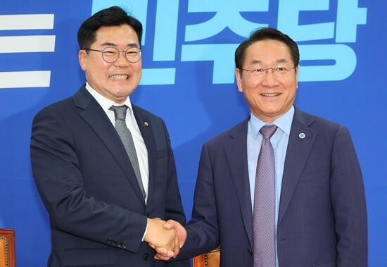 인천시장 선거에서 맞붙게 될 박찬대 민주당 의원(왼쪽)과 유정복 인천시장. 사진=연합뉴스