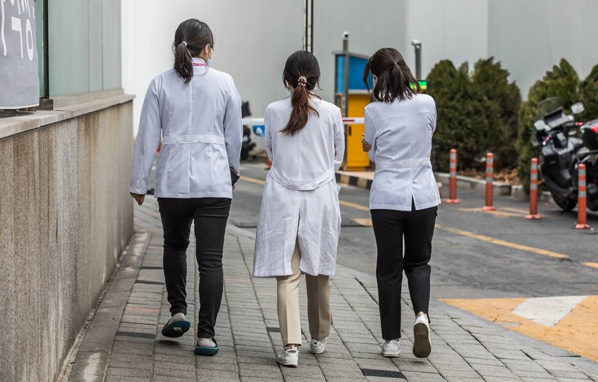 서울의 한 대학병원에서 의료진이 이동하고 있는 모습으로 기사 특정 내용과 관련 없음. 사진=최준필 기자