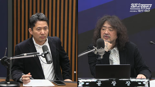 3월 10일 김어준의 겸손은힘들다 뉴스공장에 출연한 장인수 씨(왼쪽)와 대담을 나누고 있는 방송인 김어준 씨(오른쪽). 사진=김어준의 겸손은힘들다 뉴스공장 유튜브 캡처