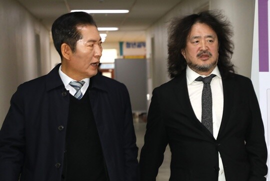 방송인 김어준 씨가 2024년 12월 13일 국회에서 열린 과학기술정보방송통신위원회 전체회의에서 참고인으로 출석, 계엄 당시 암살조 가동 등 제보 내용을 밝힌 뒤 국회 경위들의 보호를 받으며 떠나고 있다. 왼쪽은 정청래 대표. 사진=박은숙 기자