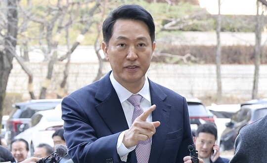 명태균 여론조사비 대납 의혹으로 기소된 오세훈 서울시장이 3월 4일 서울 서초구 서울중앙지법에서 열린 정치자금법 위반 첫 공판에 출석하고 있다. 사진=박정훈 기자