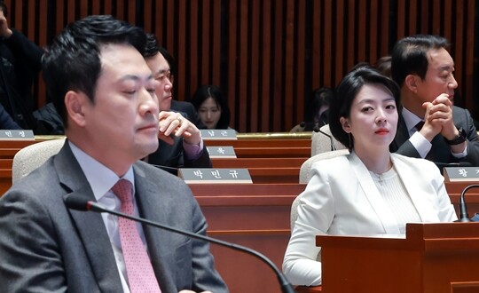 국민의힘 장동혁 대표가 3월 9일 국회에서 열린 의원총회에 참석해 송언석 원내대표 발언을 듣고 있다. 장 대표 오른쪽은 서울시당위원장인 배현진 의원. 사진=연합뉴스