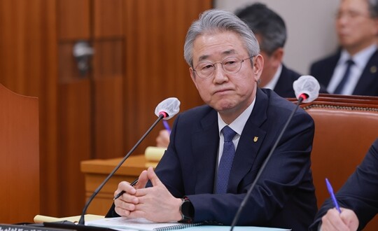 강호동 농협중앙회장은 3월 11일 국회 농림축산식품해양수산위원회 전체회의에서 본인 및 간부들의 각종 비위 행위가 드러난 것과 관련해 “일련의 불미스러운 논란으로 국민께 심려를 끼쳐드린 데 대해 이유 여하를 막론하고 진심으로 깊이 사과드린다”고 했다. 사진=연합뉴스