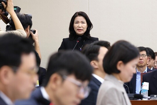 이진숙 전 방송통신위원장이 2025년 10월 30일 국회 과학기술정보방송통신위원회에서 열린 종합감사에서 박정훈 국민의힘 의원 질의에 답하고 있다. 사진=박은숙 기자